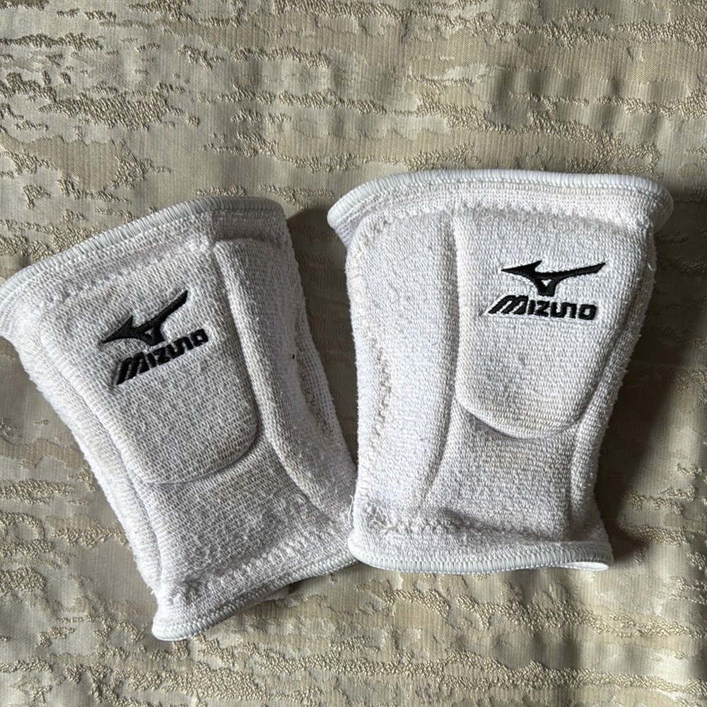 Mizuno White Knee Pads - Size medium